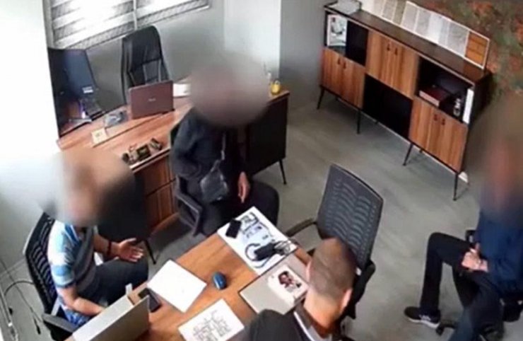 İş yeri basılıp, zorla senet imzalatılan müteahhidin tokatlanma anı kamera