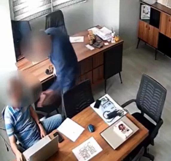 İş yeri basılıp, zorla senet imzalatılan müteahhidin tokatlanma anı kamera