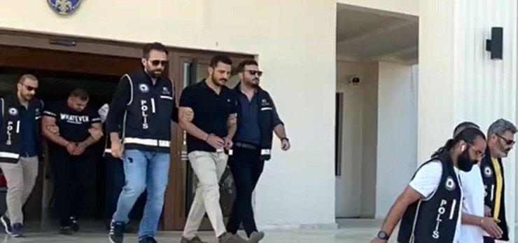 İş yeri basılıp, zorla senet imzalatılan müteahhidin tokatlanma anı kamera