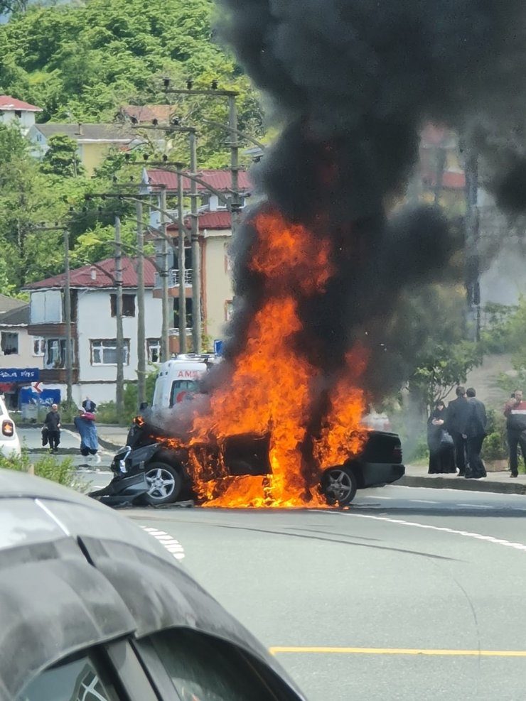 Kamyonetle çarpışan otomobil alev aldı: 2 yaralı
