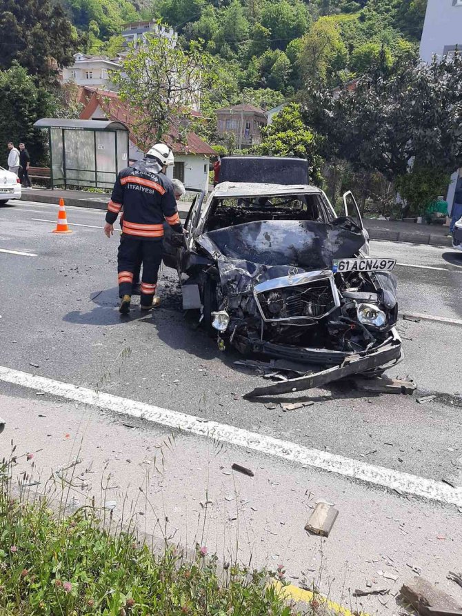 Kamyonetle çarpıştıktan sonra alev aldı