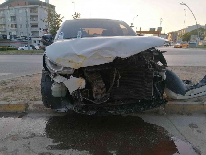 Kavşakta 2 otomobil kafa kafaya çarpıştı