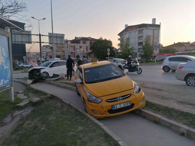 Kavşakta 2 otomobil kafa kafaya çarpıştı