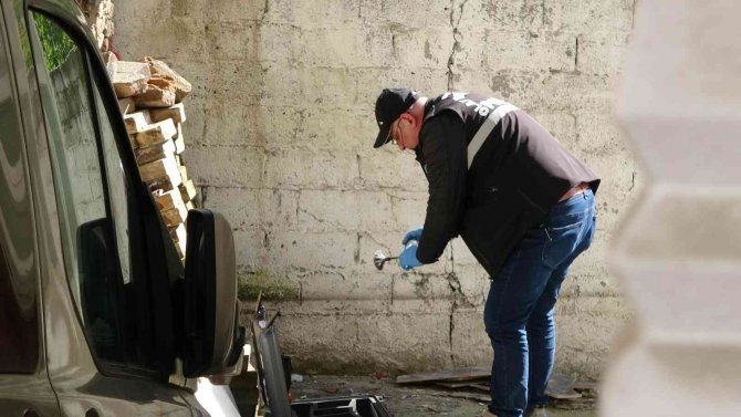 Kayıp kedisini ararken saklanmış bomba buldu