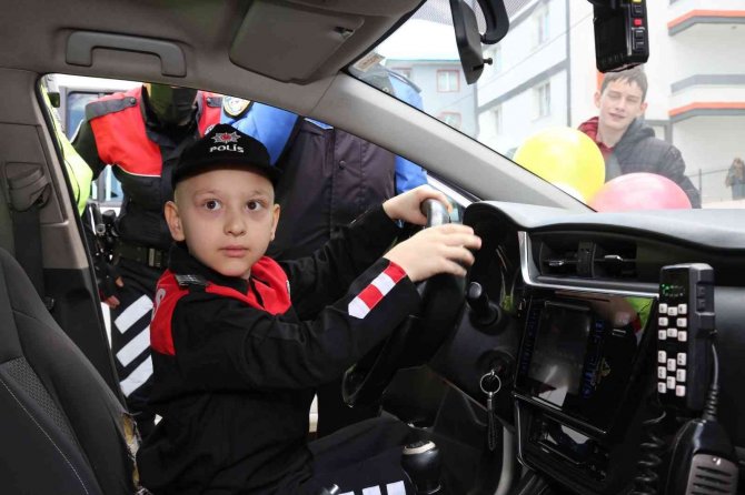 Lösemi hastası küçük çocuğa polislerden duygulandıran sürpriz