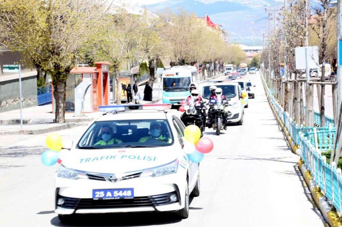Lösemi hastası küçük çocuğa polislerden duygulandıran sürpriz