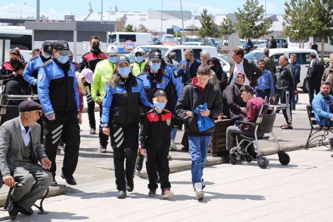 Lösemi hastası küçük çocuğa polislerden duygulandıran sürpriz