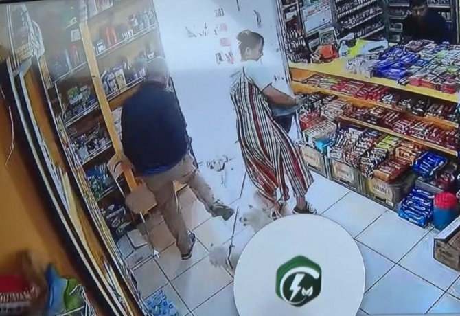 Marketteki köpeğe sebepsiz yere tekme attı, kamera kaydını izleyen genç kadının ağzı açık kaldı