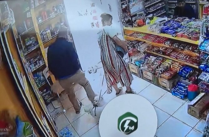 Marketteki köpeğe sebepsiz yere tekme attı, kamera kaydını izleyen genç kadının ağzı açık kaldı