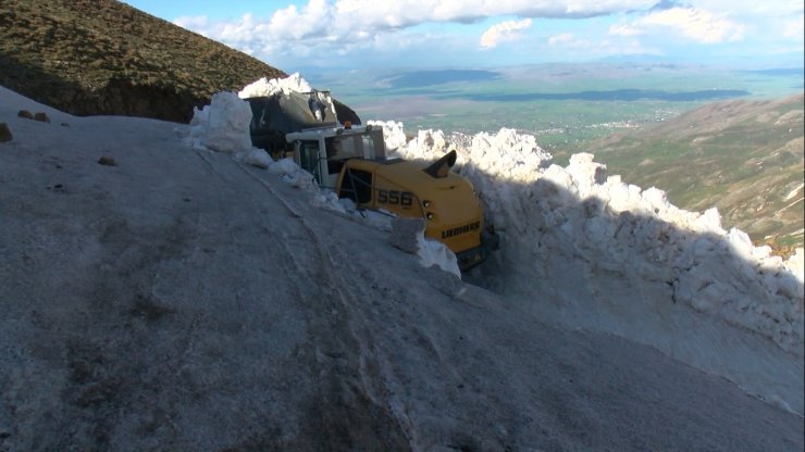 Mayıs ayında 5 metre karla mücadele