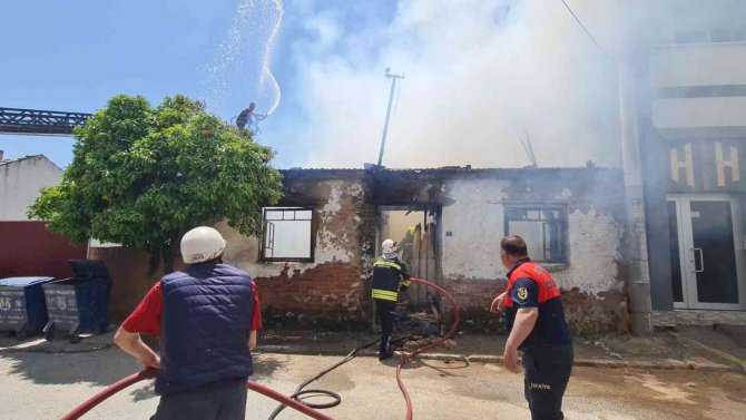 Metruk ev alevlere teslim oldu