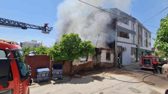 Metruk ev alevlere teslim oldu