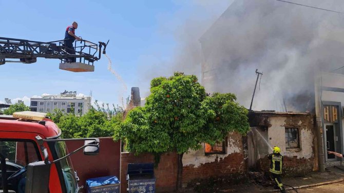 Metruk ev alevlere teslim oldu