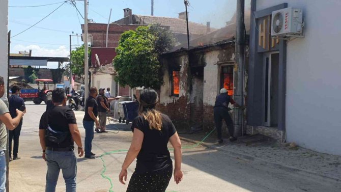 Metruk ev alevlere teslim oldu