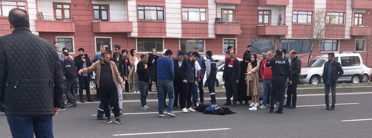 Otomobil üniversiteli öğrencilere çarptı:1 ölü 1 yaralı