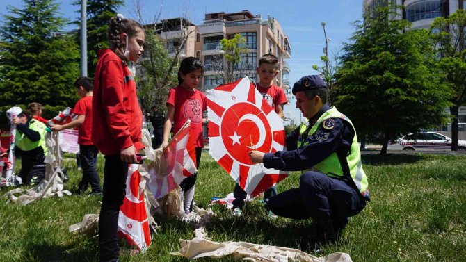 Polis ve jandarmadan öğrencilere uçurtma şenliği