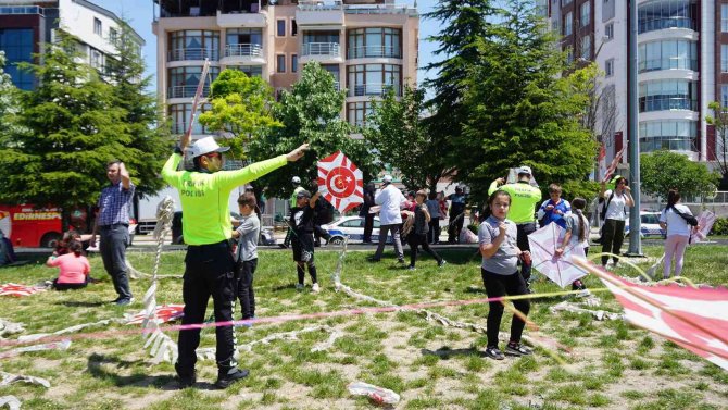 Polis ve jandarmadan öğrencilere uçurtma şenliği