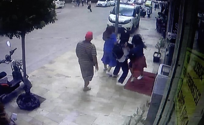 Rüzgarın kopardığı beton parçalarından saniyelerle kurtuldular