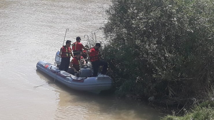 Serinlemek için girdiği nehirde kayboldu