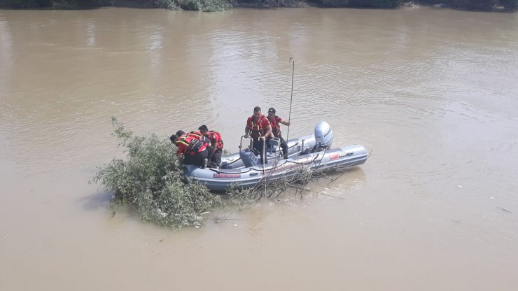 Serinlemek için girdiği nehirde kayboldu