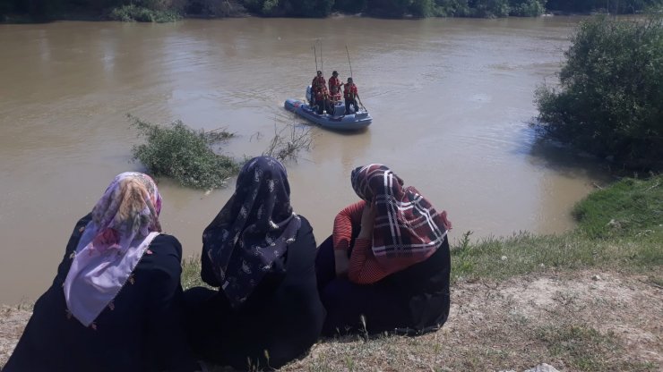 Serinlemek için girdiği nehirde kayboldu