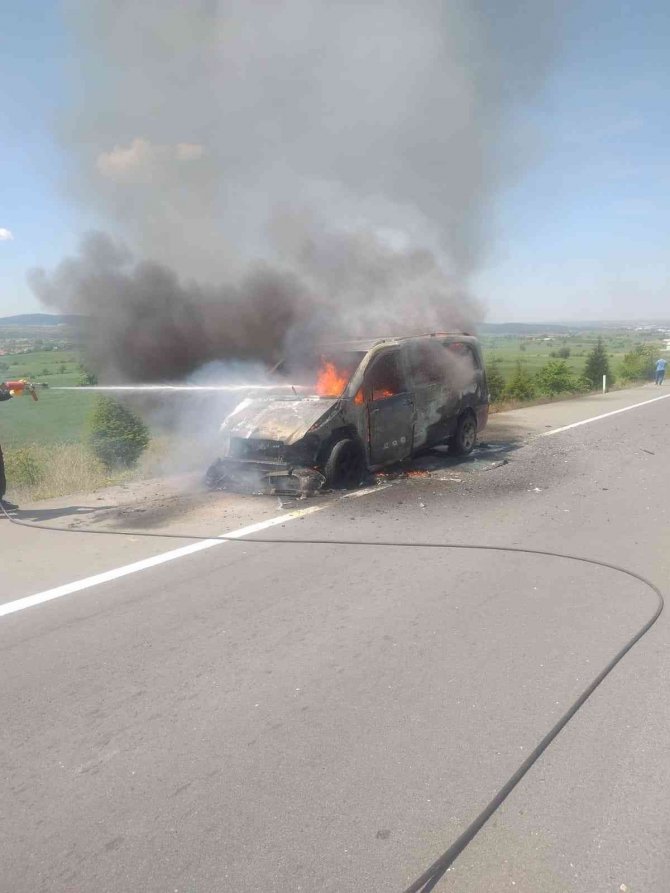 Seyir halindeki araç alev alev yandı