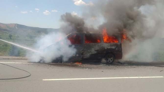 Seyir halindeki araç alev alev yandı