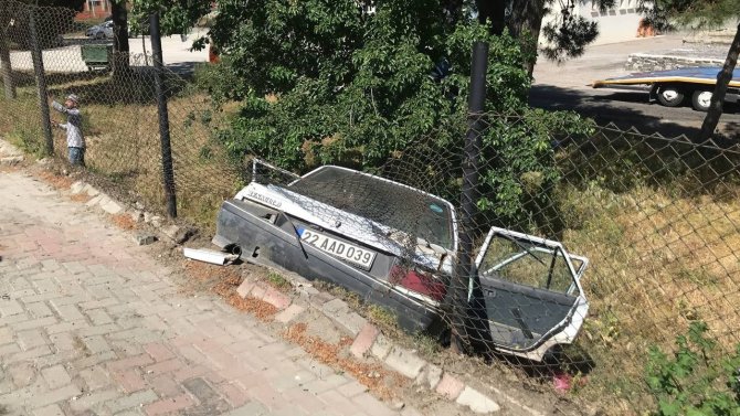 Yoldan çıkan otomobil bahçeye uçtu: 3 yaralı
