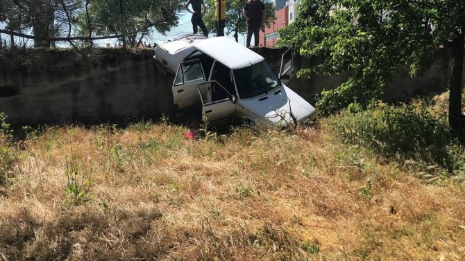 Yoldan çıkan otomobil bahçeye uçtu: 3 yaralı