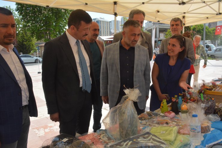 AK Parti'li Dağ, engelli parkurunu gözlerine bant takıp, gezdi