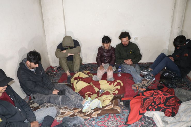 Atıl binada 13 kaçak göçmen yakalandı