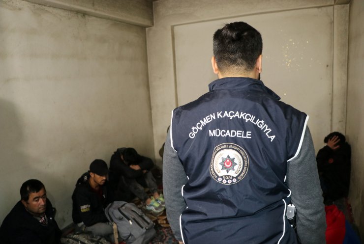 Atıl binada 13 kaçak göçmen yakalandı
