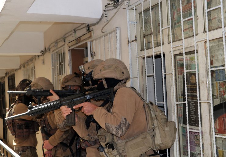 Atıl binada 13 kaçak göçmen yakalandı