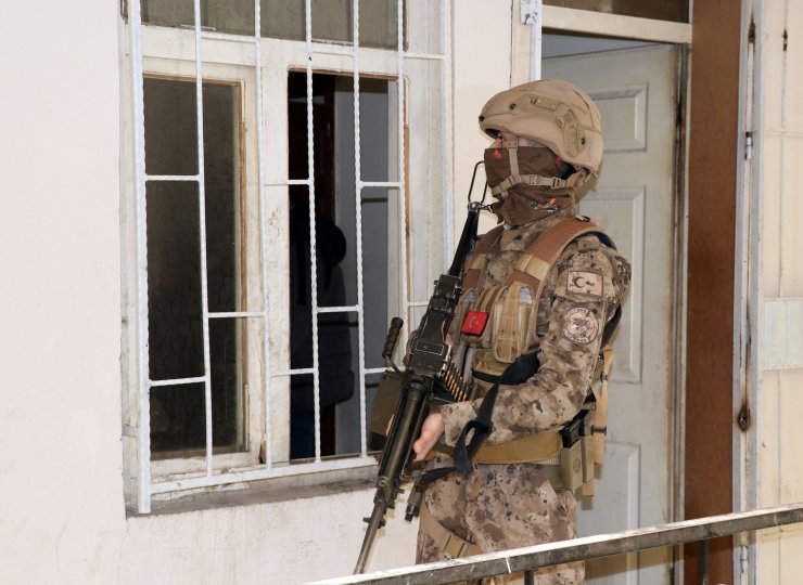 Atıl binada 13 kaçak göçmen yakalandı