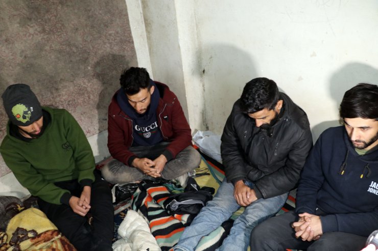 Atıl binada 13 kaçak göçmen yakalandı
