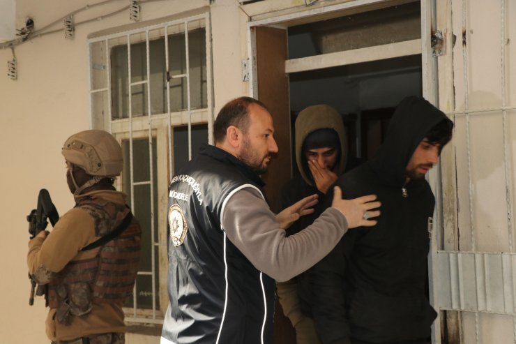 Atıl binada 13 kaçak göçmen yakalandı