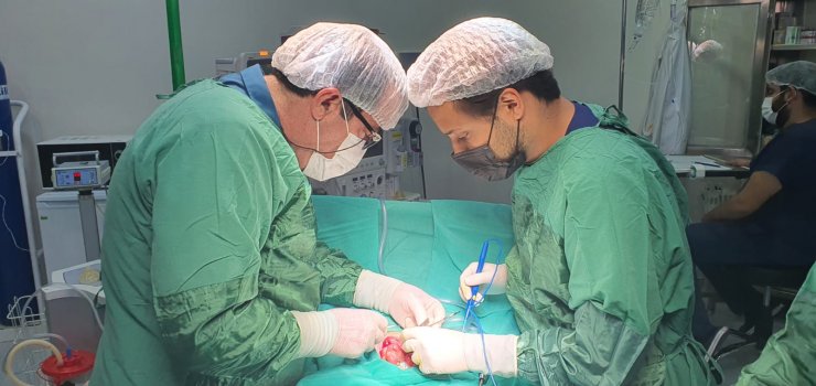 Bağırsakları dışarıda doğan bebeğe 7'nci saatte ameliyat yapıldı