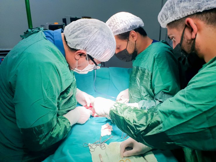 Bağırsakları dışarıda doğan bebeğe 7'nci saatte ameliyat yapıldı