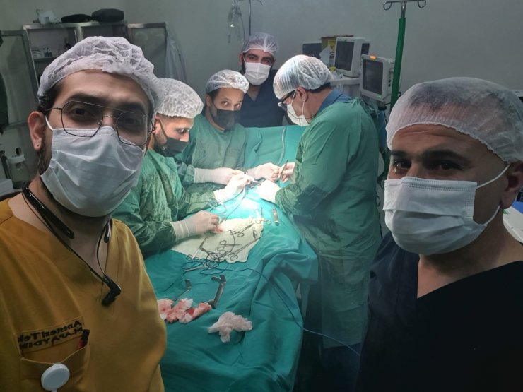 Bağırsakları dışarıda doğan bebeğe 7'nci saatte ameliyat yapıldı