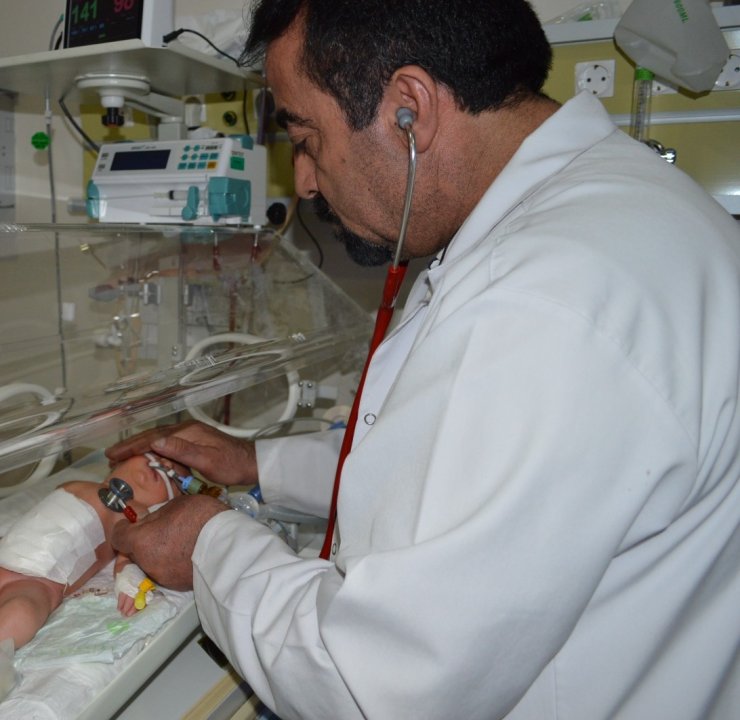 Bağırsakları dışarıda doğan bebeğe 7'nci saatte ameliyat yapıldı