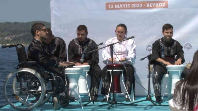 Balık tutan engelli çocuklar doyasıya eğlendi