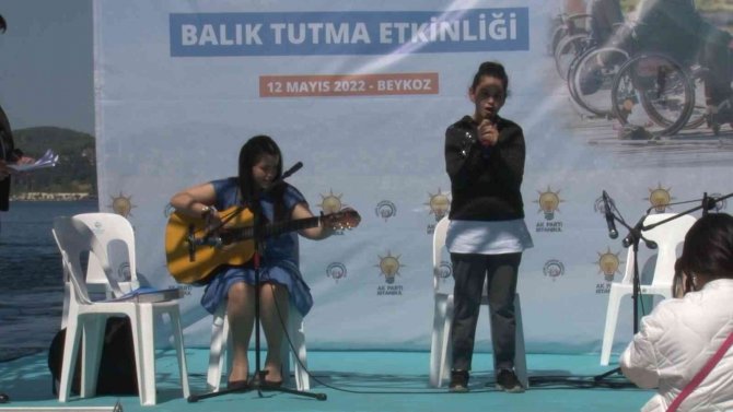 Balık tutan engelli çocuklar doyasıya eğlendi