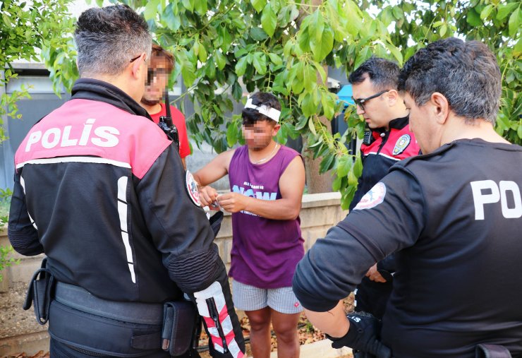 Çantası çalındı, yalın ayak hırsızların peşine düştü