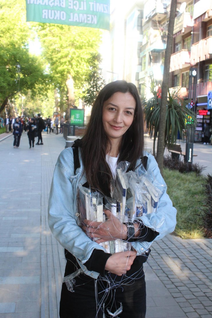 Çınar ağaçlarına asılan 5 bin kitap, dakikalar içinde toplandı