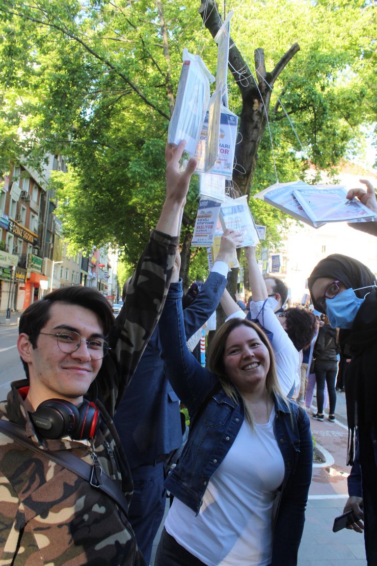 Çınar ağaçlarına asılan 5 bin kitap, dakikalar içinde toplandı