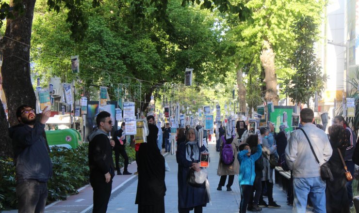 Çınar ağaçlarına asılan 5 bin kitap, dakikalar içinde toplandı