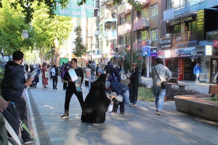 Çınar ağaçlarına asılan 5 bin kitap, dakikalar içinde toplandı