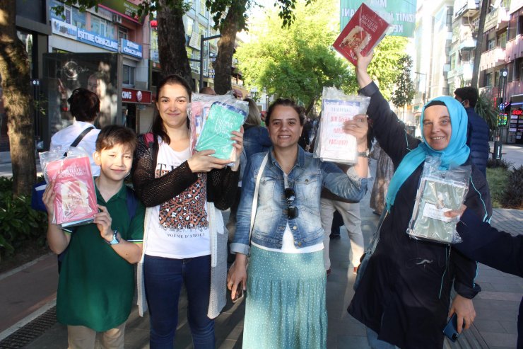 Çınar ağaçlarına asılan 5 bin kitap, dakikalar içinde toplandı