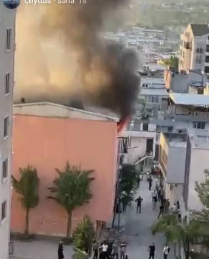 Cinnet geçiren adam evini böyle yaktı