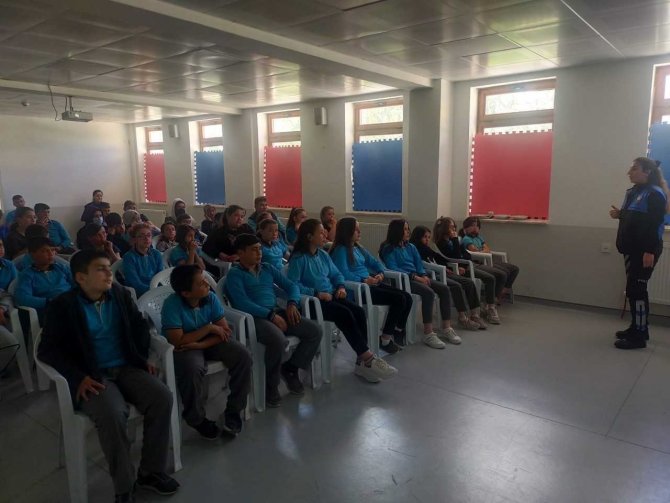 Çocuklara trafik kuralları anlatıldı